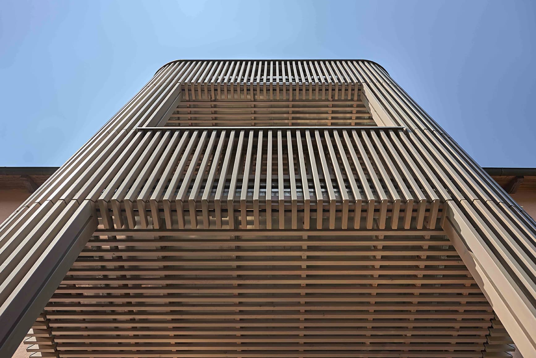 Balkon mit Holzverkleidung