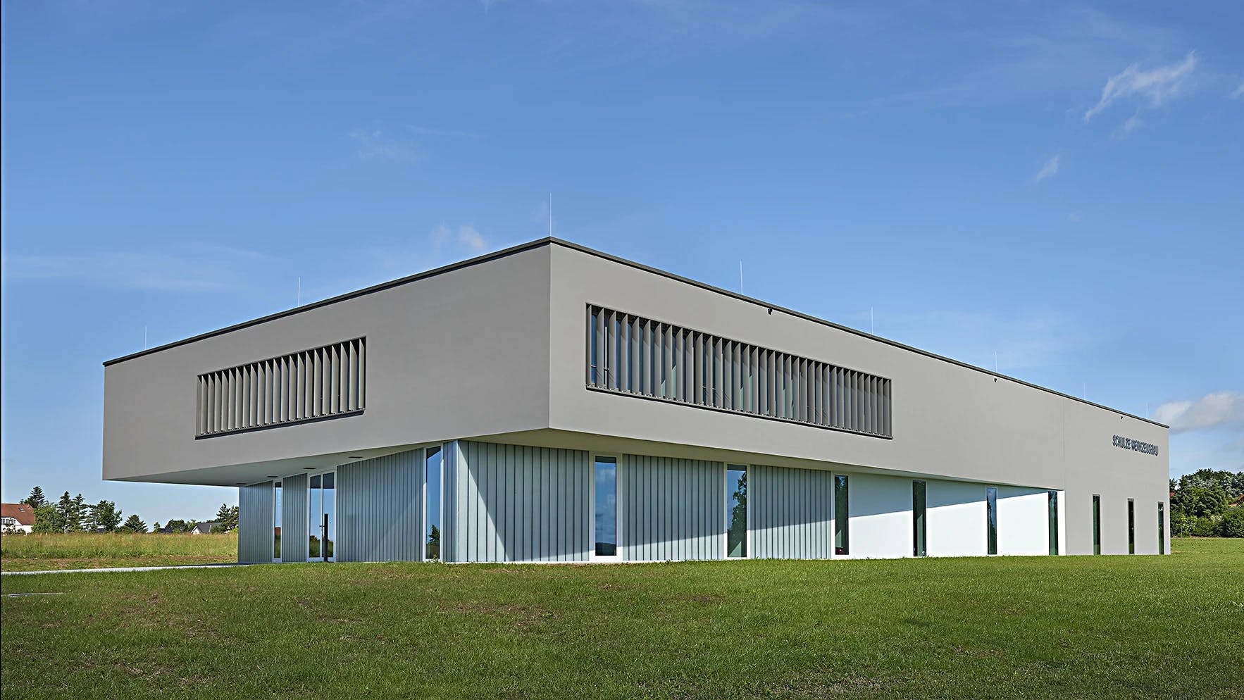 Firmengebäude von SCHULZE WERKZEUGBAU designt von vierPLUS