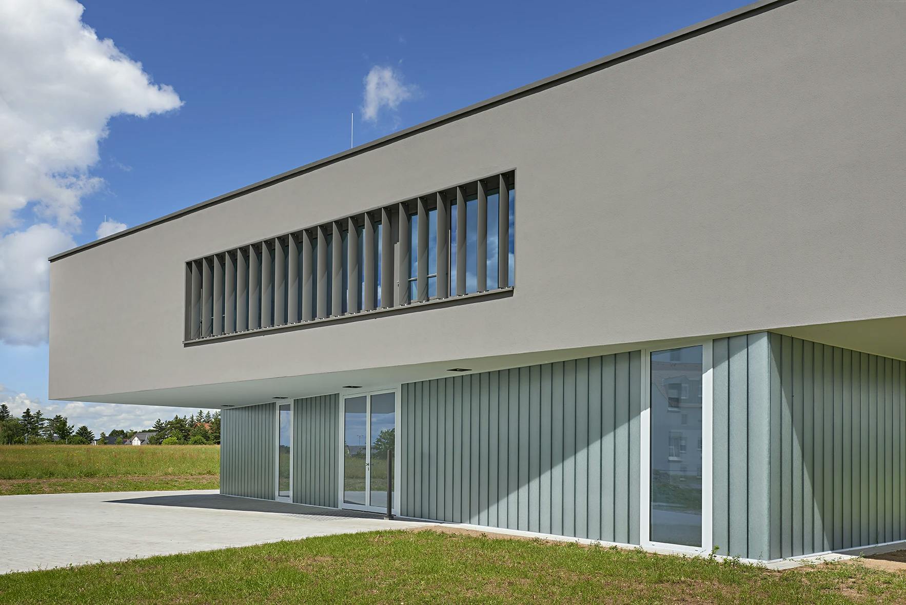 Schulze Werkzeugbau Gebäude mit moderner und markanter Fassade