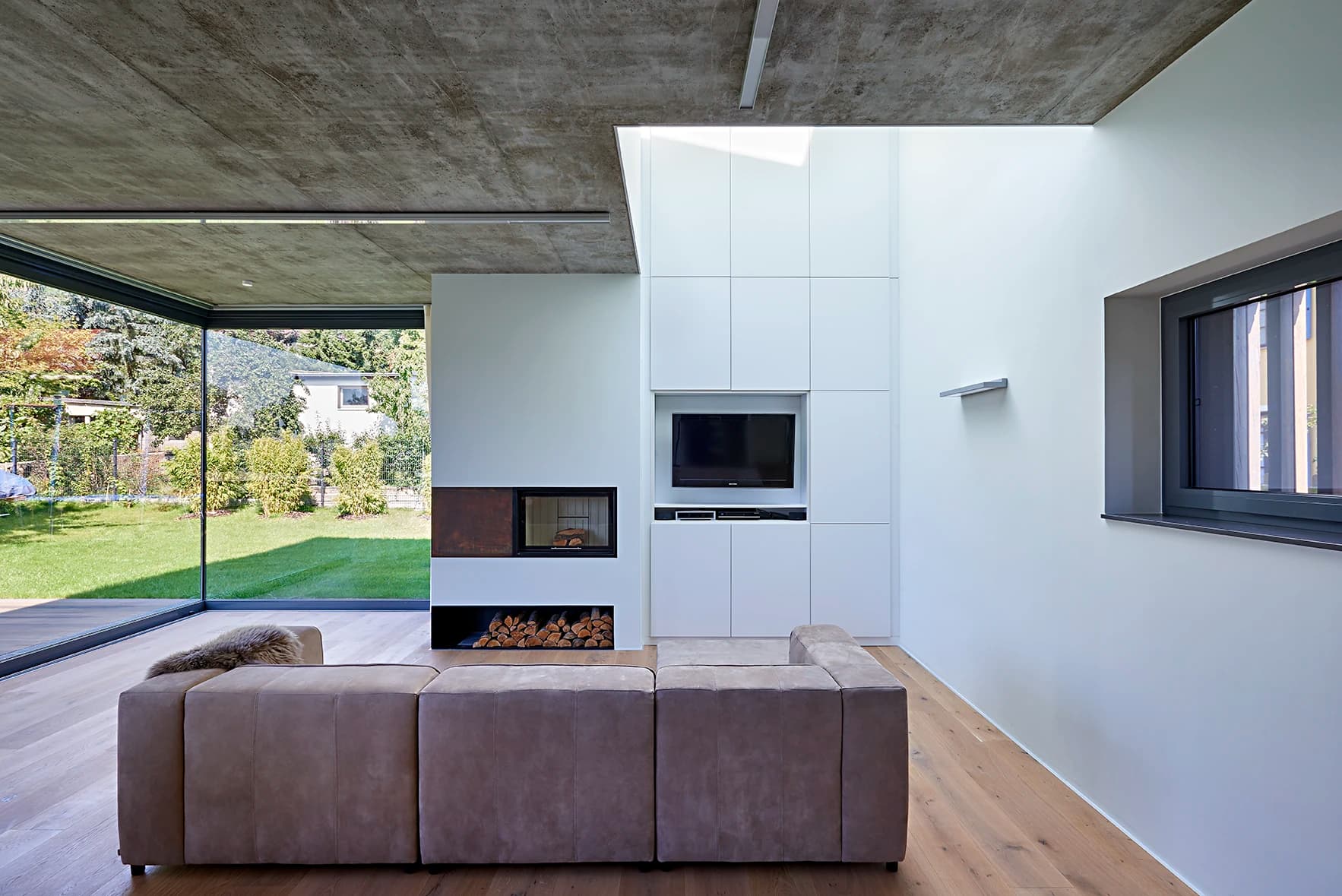 Modernes Wohnzimmer designt von vierPLUS